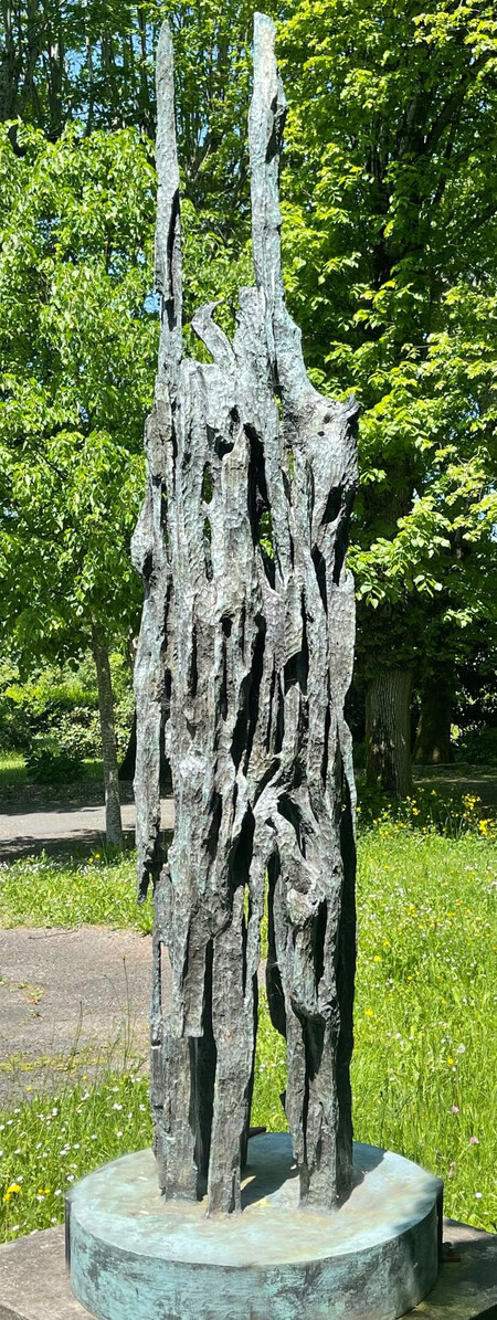 Bronze " Le Cri de Guernika " Ce bronze est propriété de la ville de Cambo. Il peut-être admiré dans le parc de l'Espace culturel Assantza Cambo les Bains